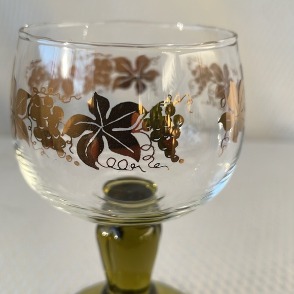 German Roemer 4 oz Wine Glass with Gold Grapes and Leaves Motif and Olive stem. - Picture 4 of 5